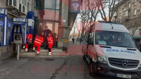 FOTO +18 // Un bărbat a murit pe scările de la „Moldelecom”